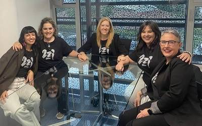 2zi Elkarteak antolatutako zozketako sarien erdiak banatu dituzte