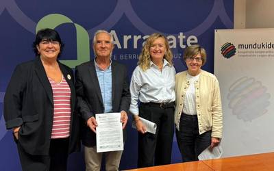 Arrasateko Udalak, Harremanek eta Mundukidek hitzarmena sinatu dute