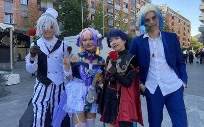 [ARGAZKI GALERIA]: Mangamorek 'otaku' sutsuz eta 'cosplay' jantziz bete du Zornotza