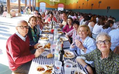 Ehunka ikasle ohik parte hartu dute Antzinako Andra Maria Ikastetxearen 60. urteurrenean