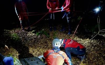 Ertzaintzako Zaintza eta Erreskate Unitatea mobilizatu zuten atzo Ponatan espeleologia talde bat topatzeko