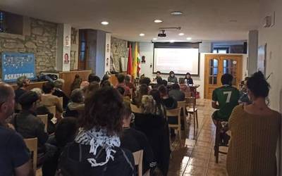 Jende aunitz bildu da Beran torturari buruzko solasaldian