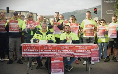 Grebarekin jarraituko dute Maderas de Llodioko langileek, eta esku hartzea eskatu diete erakunde publikoei