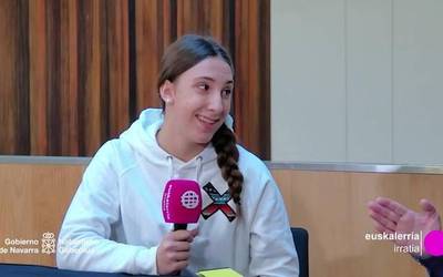 Mugikorra egunean bataz beste bi ordu eta sei ordu erabiltzen dituzten bi gazte parez pare