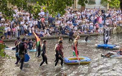 [ARGAZKI GALERIA]: Mañaria errekan behera txipli-txapla ibili dira durangarrak
