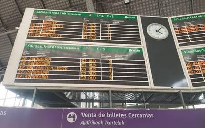 Eusko Jaurlaritzak C-3 lineako trenen kopurua %30ean murriztu duela salatu dute erabiltzaileek