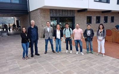 Abadiñoko Udaleko ordezkariek Usurbilgo Egurtzegi zaintzadun etxebizitzen auzune bisitatu dute