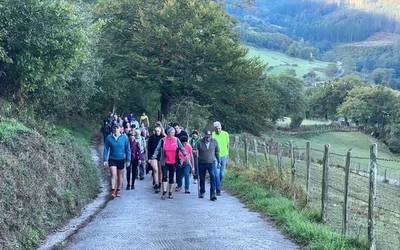 Bolibar inguruko iturrien ibilbidea egin dute Xixilio Agirianorekin