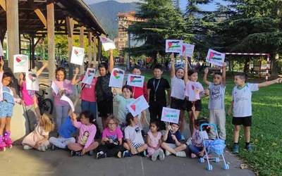 Aretako umeekin landu dute biharko greba eguna