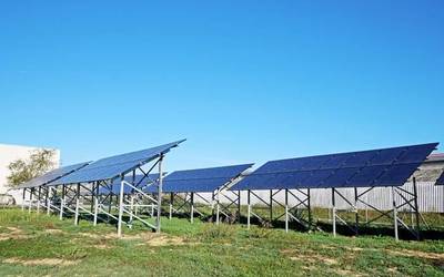 Hasi dira araztegietan eguzki plakak jartzen