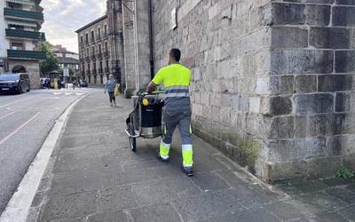 Plantillan bi langile gehiago izateko eskaerari eusten diote kale-garbiltzaileek