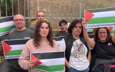 [BIDEOA]: Lau lantegitako beharginek bat egin dute Astolan, Palestinagazko elkartasunez