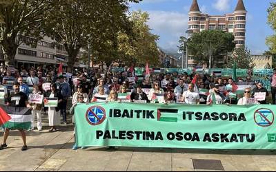 [ARGAZKI GALERIA] Israeli boikota egitera deitu du ELA sindikatuak Durangoko elkarretaratzean