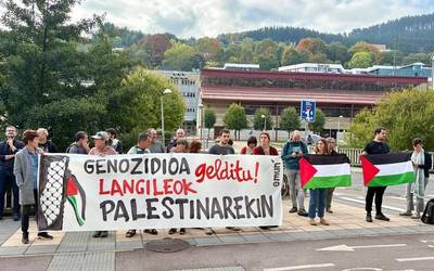 Hainbat langilek egin dute bat Gazako genozidioa salatzeko lanuzteekin