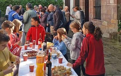 Pilarika ermitara urteroko bisita egin dute zigatarrek eta bisitariek