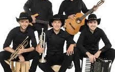 Puro Relajo taldearen emanaldia izanen da igande arratsaldean Etxalarren