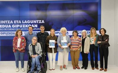 Gipuzkoako zentro guztiak zaintza eredu berriaren aterpean bateratuko dituen gida osatu dute