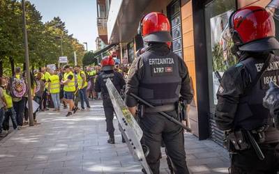 Aldundiaren bulegoak okupatu dituzte Maderas de Llodioko langileek, instituzioen inplikazioa exijitzeko
