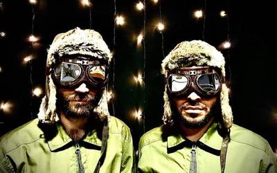 Domeka eguerdian Kamikaze Helmets eta Oihana Arana bertsolaria Santa Anan