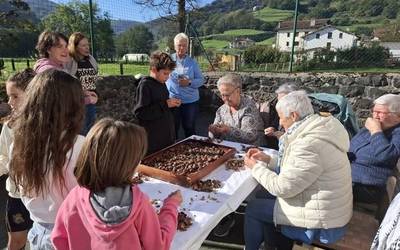[ARGAZKIAK] Landa eremuko emakumeen eguna ospatzeko gaztaina jate berezia egin dute Areson