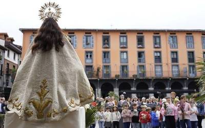Urrategiko Amaren irudia omendu dute, duela 75 urte koroatu zuten leku berean