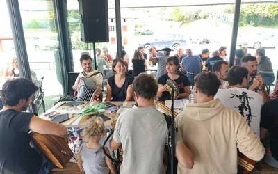 40 antzuolar inguru Aiherran izan dira