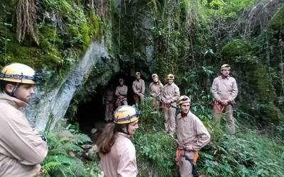 Espeleologia eginez, barrutik ezagutu dute hainbat lagunek Laminetako koba