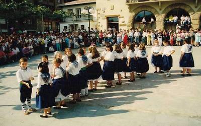 35 urte Derio dantzan jarriz