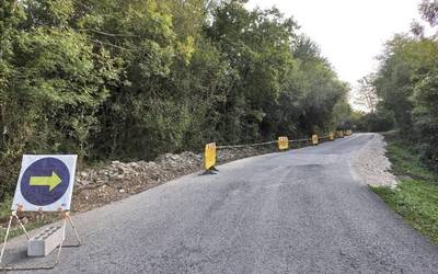 Zugarramurdiko frontoiko argiteria aldatu dute eta bentetako bidean kuneta egiten ari dira