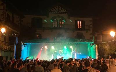 Usategietako asteburua jendetsua izan da Etxalarko plaza inguruan