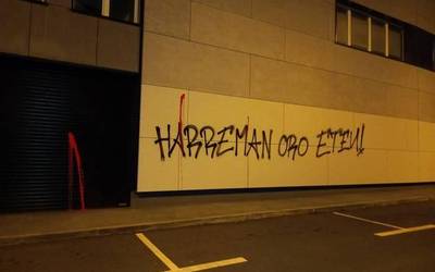 Palestinaren aldeko mezuak hormetan