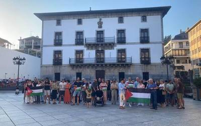 Palestinari elkartasuna adierazteko elkarretaratzea egingo dute bihar ere