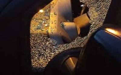 [ARGAZKI GALERIA]: Iurretan hainbat autoren leihoak apurtu dituztela salatu dute