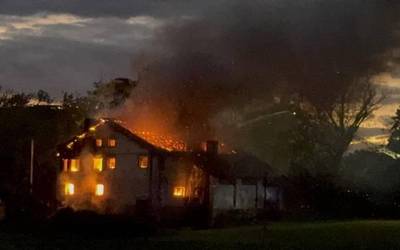 Sua piztu da Zuloaga museoaren pareko Santiago baserrian