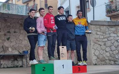 Eneit Bertiz sunbildarra eta Aimar Otxoteko lesakarra Euskal Herriko mendi duatloi txapeldun bikoteka