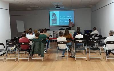 Pornografiak gazteengan duen eraginaz hausnartu dute hainbat herritarrek