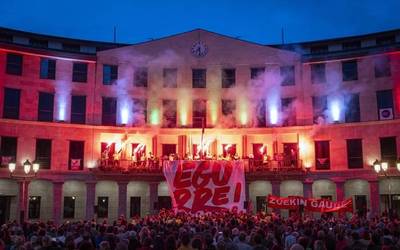 Itxialdia abiatu dute Maderas de Llodioko langileek Laudioko Udaletxean, instituzioei esku hartzea exijitzeko