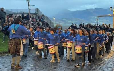 Euriak ez du Domingo Iturbe kaleko jaietako danborrada eten