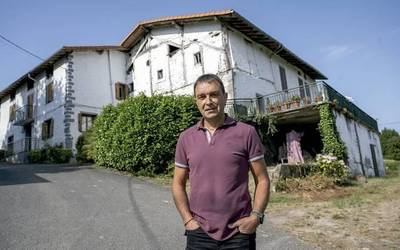 Kepa Alberdi: "Adineko bat hiltzen denean, liburutegi handi bat erre balitz bezala da"