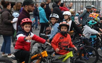 Haurrek txirrindularitza ezagutzeko aukera baliatu dute Bizikleta Festan