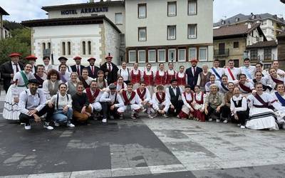 Lore Gazteak eta Martzillako taldea dantzan elkartu dira Biterin