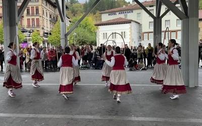 Lore Gazteak eta Martzillako taldea dantzan elkartu dira Arrasateko Biteri plazan