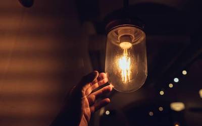 Energia elektrikoaren kontsumoak eta tarifak ezagutzeko ikastaroa egingo dute etzi Plaza Ondoren egoitzan