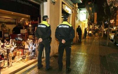 Poliziaren sindikatuek Getxoko udaltzain baten aurkako erasoa salatu dute domekan San Nikolas plazan