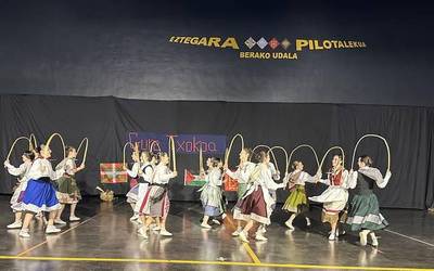 [ARGAZKIAK] Dantza jaialdi ederra Berako Lurraren Egunaren bezperan