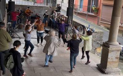 Herri musikaz jantzitako plaza-dantzak elizpean