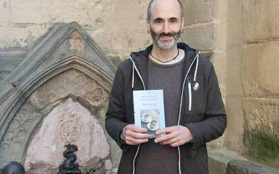 ‘Euri beroak’ poesia liburua aurkeztu du Iban Garro Alzuri lesakarrak