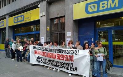 Amurrio eta Laudioko BM supermerkatuetako beharginek lanuztea egin dute gaur salatzeko hitzarmen kolektiboaren falta eta jazarpena