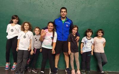 Txaruta Pilota Elkarteak emakumezkoen entrenamendu taldea sortu berri du