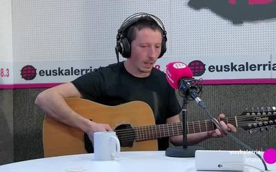 Xak taldearen 'Usaiak' abestia, zuzenean